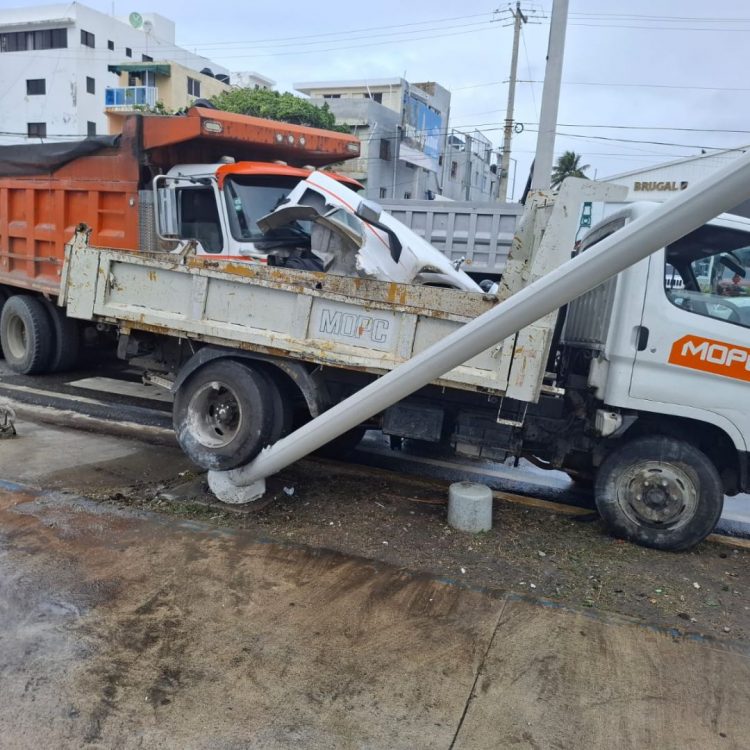 MOPC informa empleados heridos en accidente de tránsito están fuera de peligro