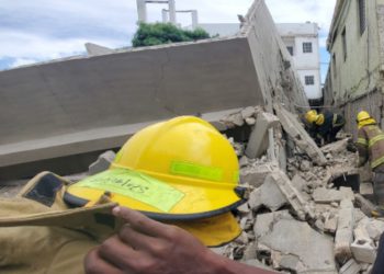 Colapsa edificio con varias personas dentro en La Romana