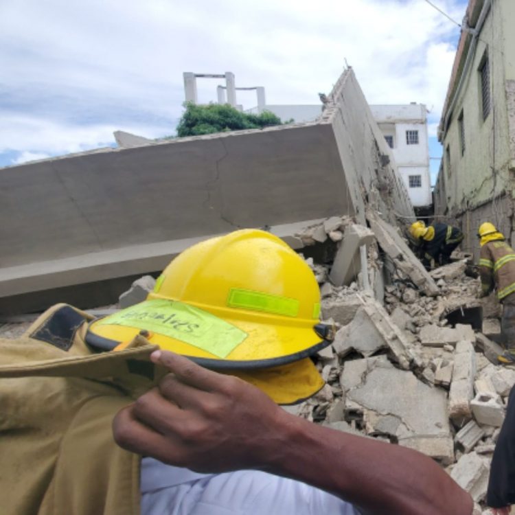 Colapsa edificio con varias personas dentro en La Romana