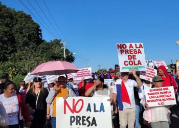 Comunitarios paralizan tránsito en carretera Maimón-Cotuí durante marcha contra Barrick
