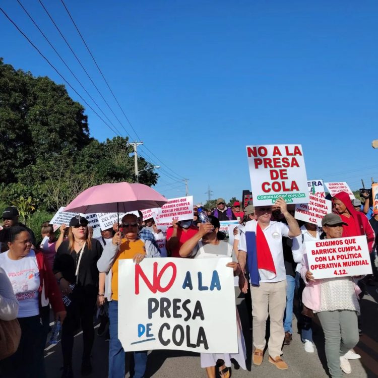 Comunitarios paralizan tránsito en carretera Maimón-Cotuí durante marcha contra Barrick