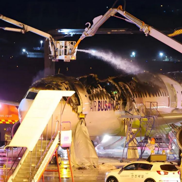 Un avión de Air Busan se incendia en un aeropuerto de Corea del Sur