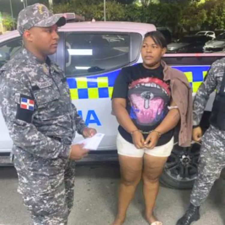 Detienen a una mujer acusada de apuñalar a su pareja en Monte Plata