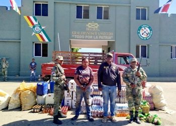 Ejército decomisa contrabando de bebidas y cigarrillos ocultos bajo carga de guineos