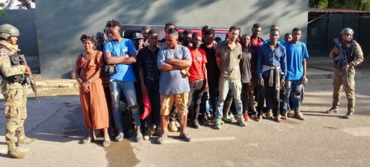Interceptan jeep con 20 haitianos indocumentados en Valverde