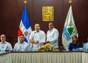 Entregan RD$40 millones a Alcaldía de Puerto Plata para adquisición equipos de recolección basura