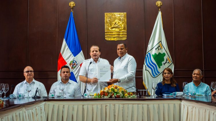 Entregan RD$40 millones a Alcaldía de Puerto Plata para adquisición equipos de recolección basura