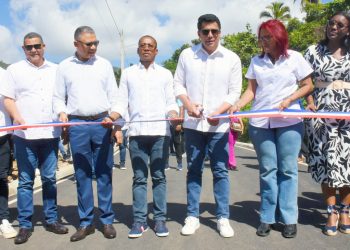 Ministro de Turismo entrega obra en Arroyo Barril y deja iniciadas otras en Samaná