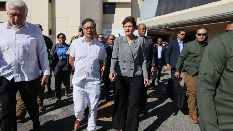 Raquel Peña recibe al presidente Gustavo Petro durante escala en República Dominicana