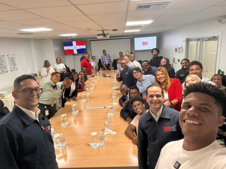 Juan Soto comparte almuerzo con colaboradores del sistema 911