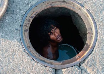 Limpia vidrios en riesgo bajo alcantarilla en SDE