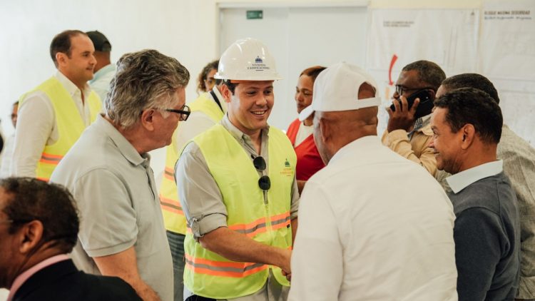 Ministro supervisa construcción de centros penitenciarios en San Juan y Barahona