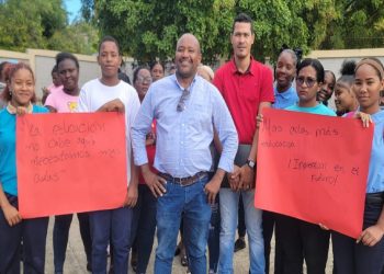 Paralizan clases en liceo Máximo Gómez por mejores condiciones