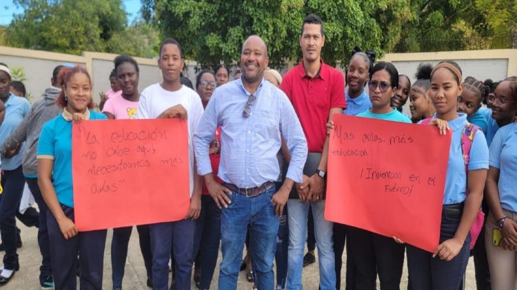 Paralizan clases en liceo Máximo Gómez por mejores condiciones