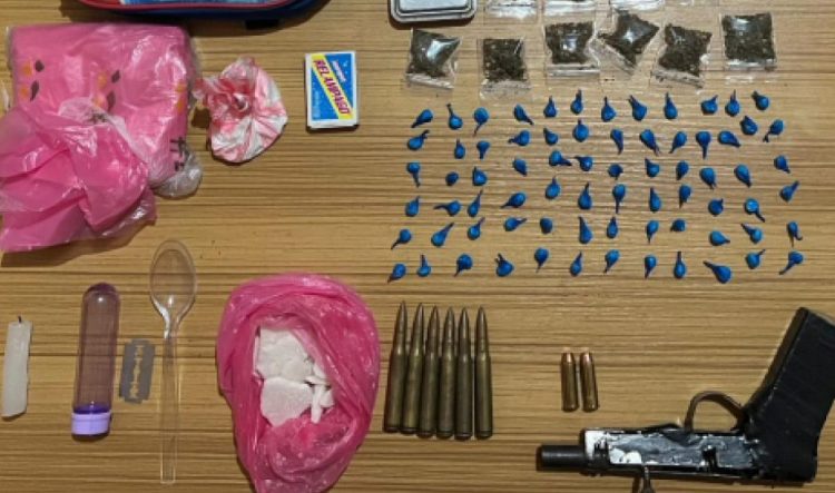 Arrestan a hombre por posesión de armas y drogas en Villa González