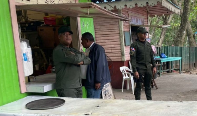 Clausuran pescadería en Río San Juan por venta ilegal de pez loro