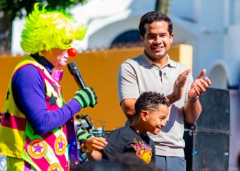 Omar Fernández celebra el Día de Reyes repartiendo juguetes y sonrisas a niños
