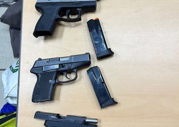 Aduanas decomisa armas de fuego ocultas en recipientes de jugo y cocoa