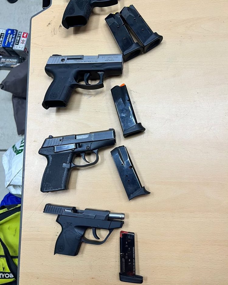 Aduanas decomisa armas de fuego ocultas en recipientes de jugo y cocoa