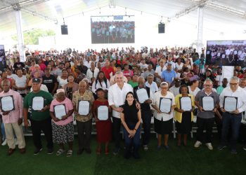 Presidente Abinader entrega más de 700 títulos de propiedad en Batey Palavé