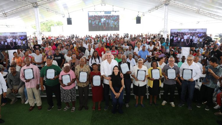 Presidente Abinader entrega más de 700 títulos de propiedad en Batey Palavé