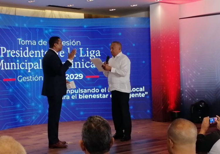 Víctor D’Aza asume su segundo período en la Liga Municipal Dominicana