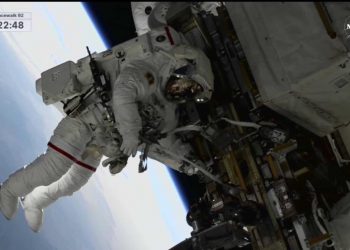 Astronautas de la NASA realizan su primera caminata espacial juntos