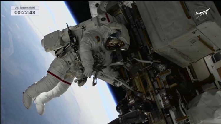 Astronautas de la NASA realizan su primera caminata espacial juntos