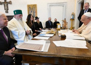 Papa Francisco sufre una caída y le inmovilizan un brazo por precaución