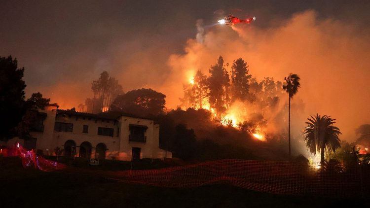 Incendios en Los Ángeles: Más de 100,000 evacuados y cinco víctimas