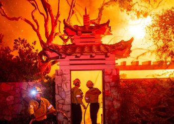 Seis incendios azotan Los Ángeles y deja al menos cinco muertos