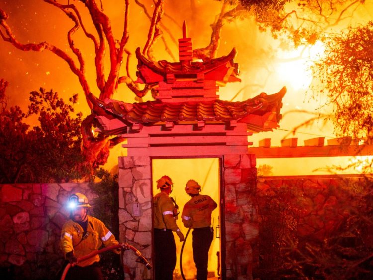 Seis incendios azotan Los Ángeles y deja al menos cinco muertos