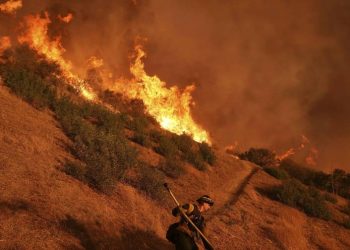 Fuertes vientos reavivan los incendios en Los Ángeles