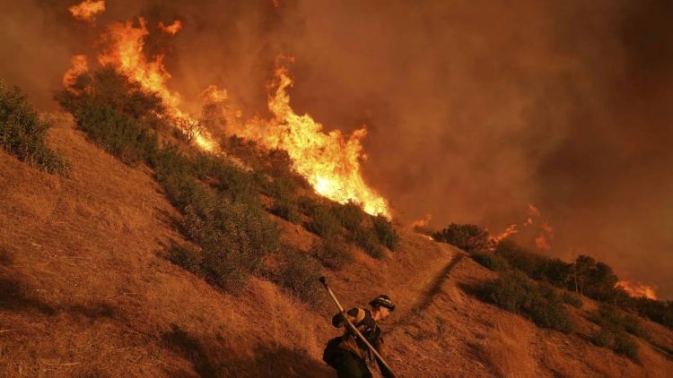 Fuertes vientos reavivan los incendios en Los Ángeles