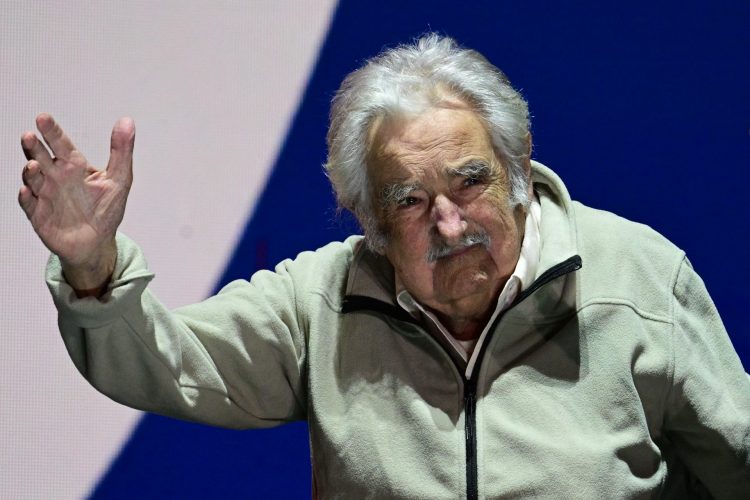 José Mujica dice que se está muriendo luego de que su cáncer se expandiera al hígado