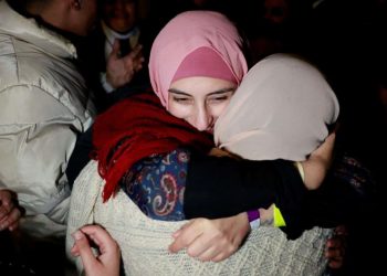 Israel libera 90 presos palestinos en acuerdo con Hamás