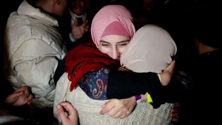 Israel libera 90 presos palestinos en acuerdo con Hamás