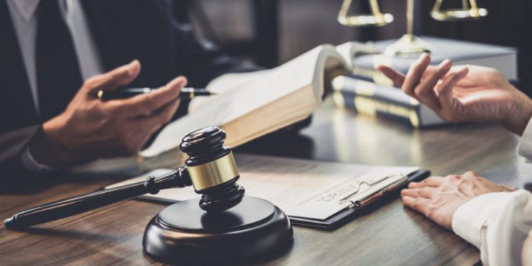 Condenan a 52 años a joven por asesinar a tres niñas en Reino Unido