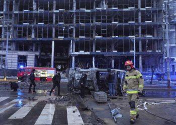 Ataque ruso en Kiev deja 4 muertos; Ucrania incendia instalaciones rusas con drones