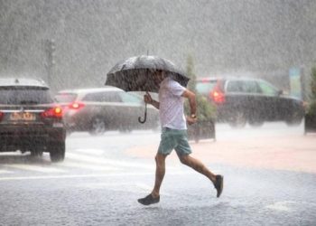 Aguaceros, tronadas y avisos marítimos por vaguada y vientos