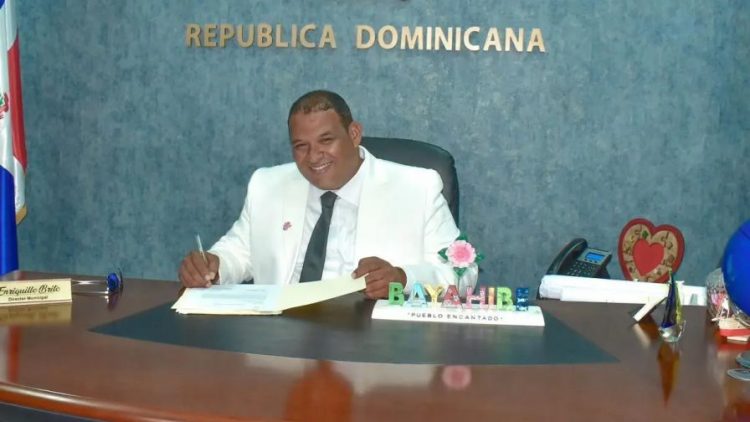 Protestan en Bayahíbe contra arresto del director municipal y su hijo