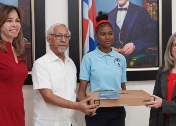 Minerd premia a estudiantes, docentes y centros educativos por destacarse en programa de inglés