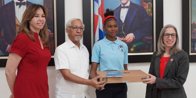 Minerd premia a estudiantes, docentes y centros educativos por destacarse en programa de inglés