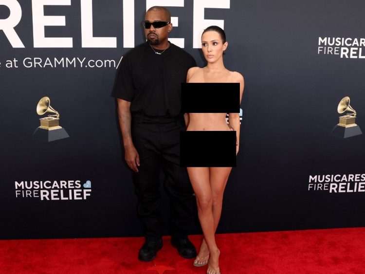 Esposa de Kanye West, sorprende al aparecer desnuda en los Grammys