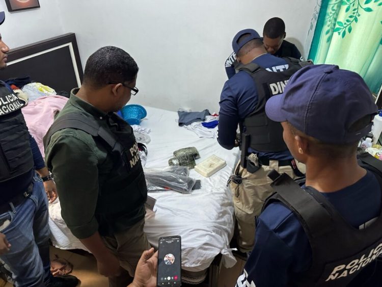 Ocupan arma de fuego y más de tres mil gramos de presunta cocaína en allanamiento en La Romana