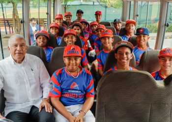 Academia de béisbol La Javilla recibe autobús de parte del presidente Abinader