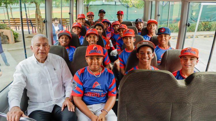 Academia de béisbol La Javilla recibe autobús de parte del presidente Abinader