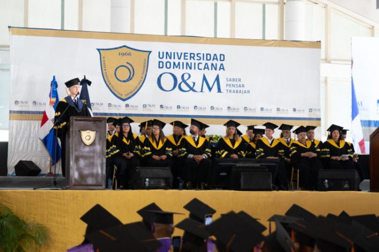 O&M gradúa 1,913 nuevos profesionales