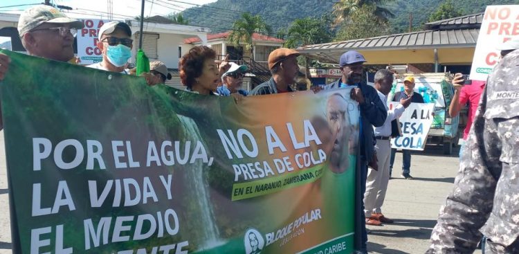Marcha en protesta contra Barrick Gold y la presa de cola