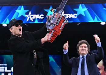 Javier Milei le regala una motosierra a Elon Musk durante su encuentro en el foro conservador